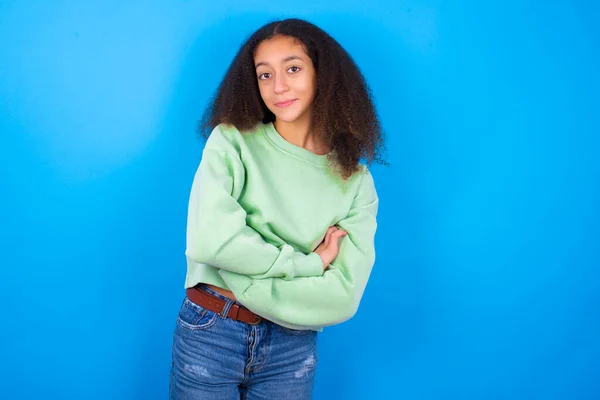 Sebevědomý Krásný Teenager Dívka Sobě Zelený Svetr Stojící Proti Modrému — Stock fotografie
