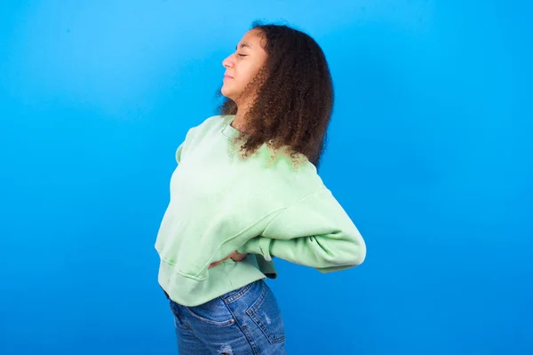 Belle Adolescente Portant Pull Vert Debout Sur Fond Bleu Mal — Photo