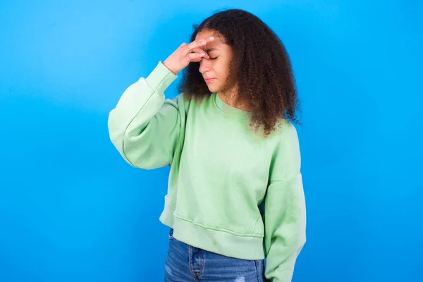 Sorglig Vacker Tonåring Flicka Bär Grön Tröja Stående Mot Blå — Stockfoto