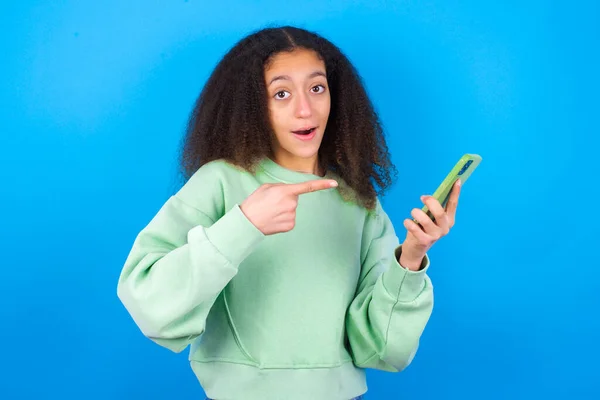 Retrato Lindo Asombrado Hermosa Adolescente Con Suéter Verde Pie Sobre — Foto de Stock
