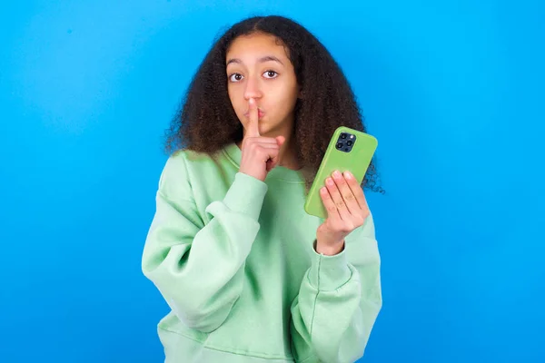 Hermosa Adolescente Chica Vistiendo Verde Suéter Pie Sobre Fondo Azul — Foto de Stock