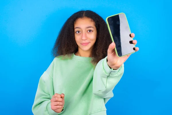Encantador Adorable Hermosa Adolescente Con Suéter Verde Pie Contra Fondo — Foto de Stock