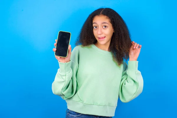 Foto Bonita Chica Adolescente Bonita Usando Suéter Verde Pie Contra — Foto de Stock