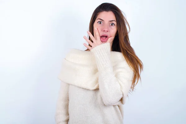 Emocional Mujer Joven Con Suéter Blanco Fondo Blanco Jadeos Asombro —  Fotos de Stock