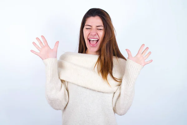 Emotiva Mujer Joven Con Suéter Blanco Fondo Blanco Ríe Voz —  Fotos de Stock