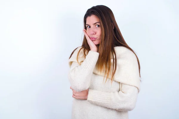 Mujer Joven Muy Aburrida Con Suéter Blanco Fondo Blanco Agarrado —  Fotos de Stock