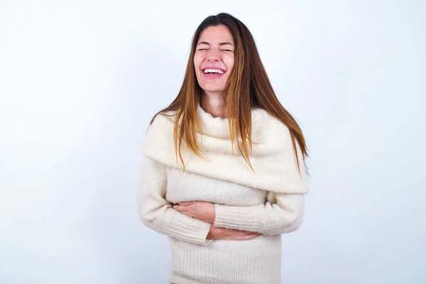 Beyaz Süveter Giyen Genç Bir Kadın Gülümsüyor Kahkahalarla Gülüyor — Stok fotoğraf