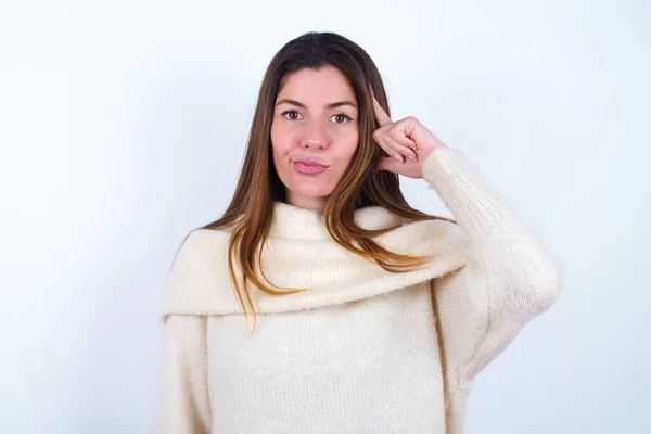 Jonge Vrouw Draagt Witte Trui Witte Achtergrond Probeert Iets Onthouden — Stockfoto