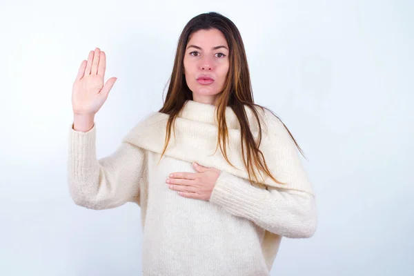 Mujer Joven Con Suéter Blanco Fondo Blanco Juramento Con Mano — Foto de Stock