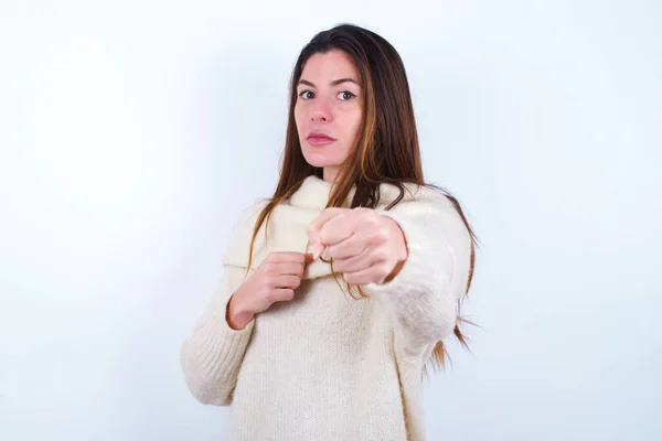 Mujer Joven Con Suéter Blanco Fondo Blanco Golpeando Puño Para — Foto de Stock