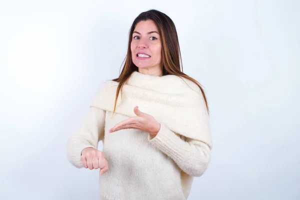 Mujer Joven Con Suéter Blanco Fondo Blanco Prisa Apuntando Ver — Foto de Stock