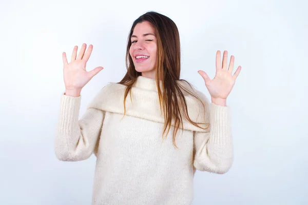 Mujer Joven Con Suéter Blanco Fondo Blanco Mostrando Apuntando Hacia —  Fotos de Stock