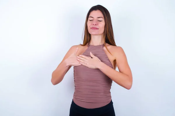 Mujer Joven Con Ropa Deportiva Fondo Blanco Sonriendo Con Las — Foto de Stock