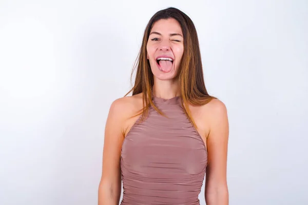 Junge Frau Sportkleidung Weißen Hintergrund Streckt Zunge Glücklich Mit Lustigem — Stockfoto