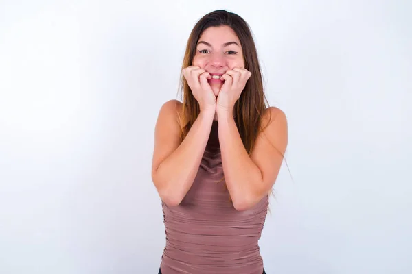 Mujer Joven Temerosa Que Usa Ropa Deportiva Fondo Blanco Mantiene — Foto de Stock