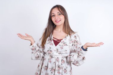 Ne olmuş yani? Beyaz sırt çantasına çiçek desenli tişört giyen küstah genç Arap kadın portresi omuz silkip yan yana gülümseyen, nefes nefese kalmış, bariz bir şey söylüyor..