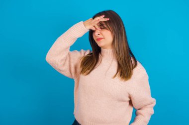 Üzgün Model, baş ağrısından muzdarip.