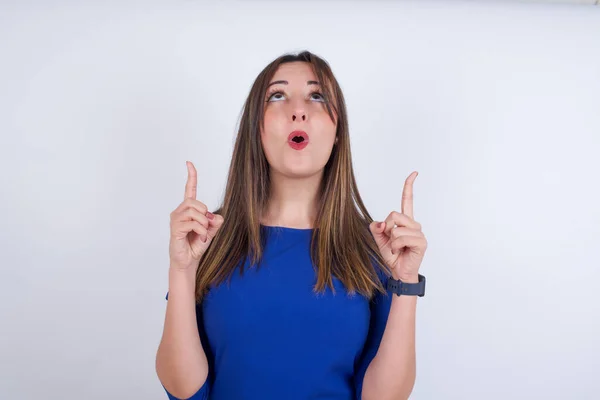 Mujer Árabe Joven Vistiendo Vestido Azul Sobre Fondo Blanco Siendo — Foto de Stock