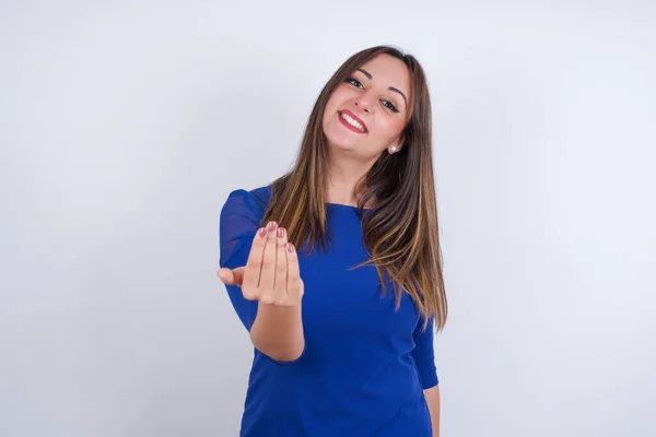 Jovem Árabe Mulher Vestindo Vestido Azul Sobre Backgtound Branco Convidando — Fotografia de Stock