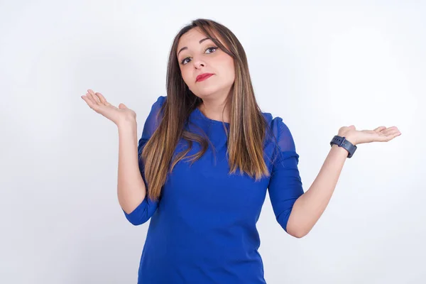 Jovem Árabe Perplexo Sem Noção Vestindo Vestido Azul Sobre Backgtound — Fotografia de Stock