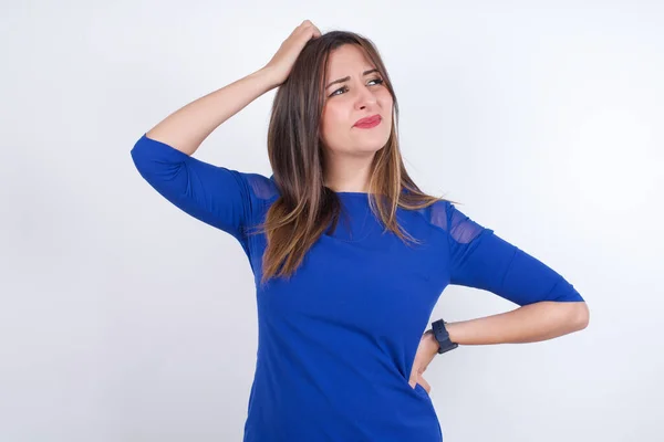 Mujer Árabe Joven Vistiendo Vestido Azul Sobre Fondo Blanco Diciendo — Foto de Stock