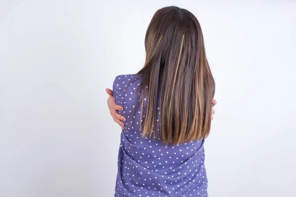 Jonge Arabische Vrouw Draagt Polka Dot Kleding Witte Ruggengraat Knuffelend — Stockfoto