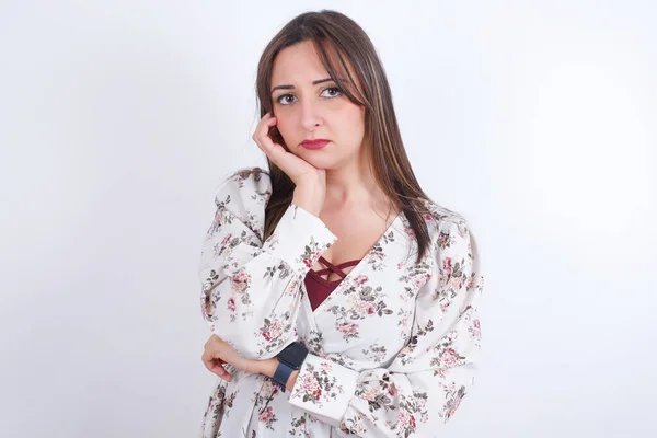 Muito Entediado Jovem Árabe Mulher Vestindo Camisa Floral Sobre Backgtound — Fotografia de Stock
