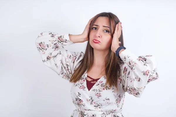Mujer Árabe Joven Con Camisa Floral Sobre Fondo Blanco Sosteniendo — Foto de Stock