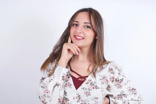 Despreocupado Bem Sucedido Jovem Árabe Mulher Vestindo Camisa Floral Sobre — Fotografia de Stock