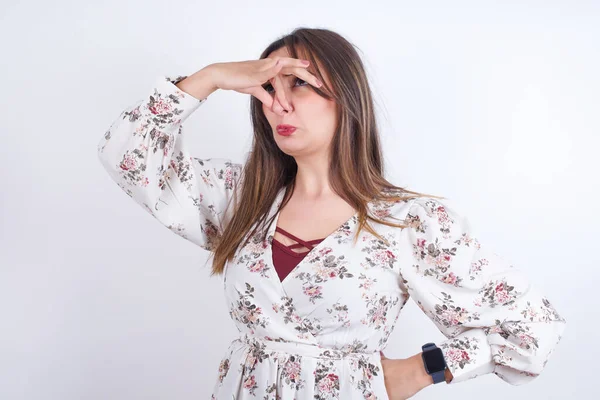 Mujer Árabe Joven Disgustado Usando Camisa Floral Sobre Blanco Backgtound —  Fotos de Stock