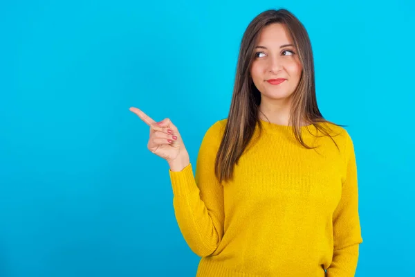 Mujer Árabe Joven Con Suéter Punto Amarillo Sobre Puntos Backgtound — Foto de Stock