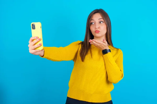 Mujer Árabe Joven Con Suéter Punto Amarillo Sobre Backgtound Azul —  Fotos de Stock