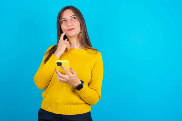 Mujer Árabe Joven Con Suéter Punto Amarillo Sobre Backgtound Azul —  Fotos de Stock