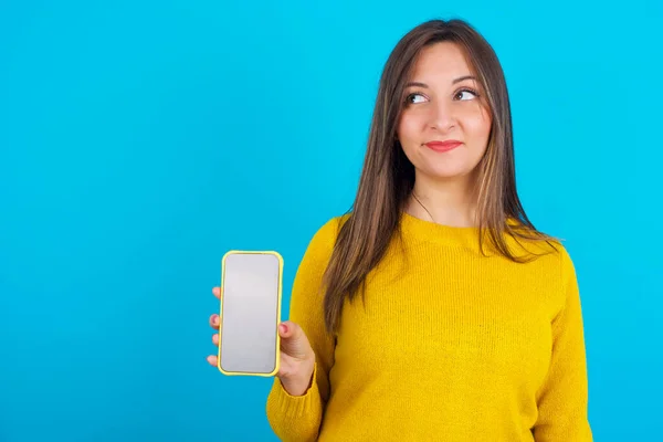 Mujer Árabe Joven Con Suéter Punto Amarillo Sobre Backgtound Azul —  Fotos de Stock