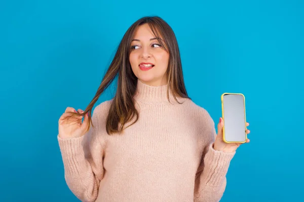 Foto Bonita Bonita Mujer Árabe Joven Con Suéter Punto Sobre —  Fotos de Stock