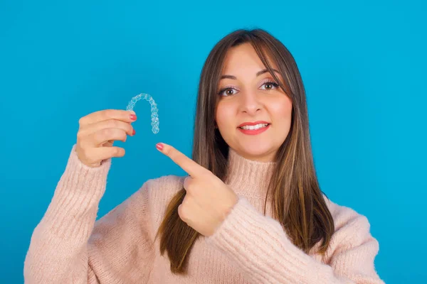 Jovem Bela Mulher Árabe Segurando Aligner Invisível Apontando Para Ele — Fotografia de Stock