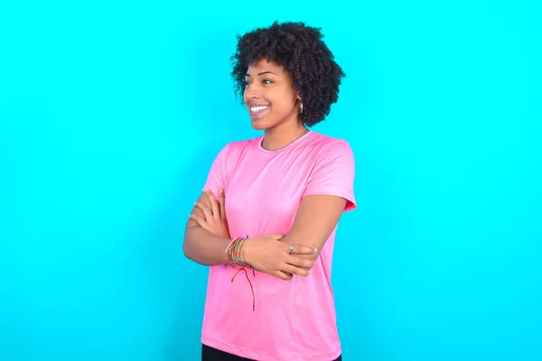 파란색 크로스 분홍색 티셔츠를 아프리카 미국인 여성은 복제품 공간처럼 보인다 — 스톡 사진