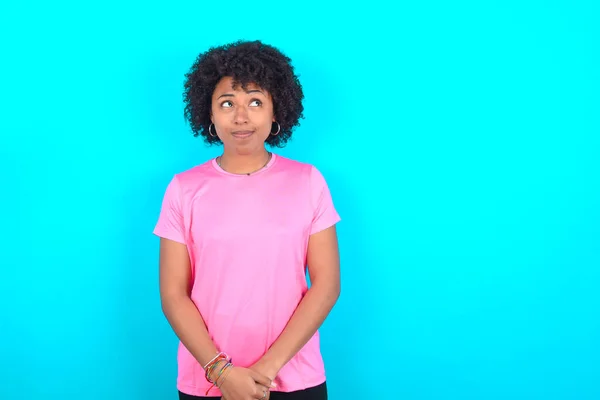 Fiatal Afro Amerikai Rózsaszín Pólót Visel Kék Háttér Félrenéz Üres — Stock Fotó