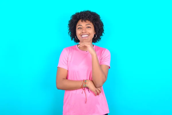 Optimistic Young African American Woman Wearing Pink Shirt Blue Background — Zdjęcie stockowe