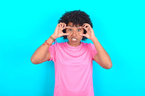 Młoda Afroamerykanka Ubrana Różowy Shirt Niebieskim Tle Otwartymi Oczami Znaleźć — Zdjęcie stockowe
