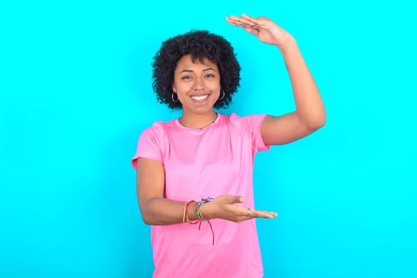 Młoda Afroamerykanka Ubrana Różowy Shirt Niebieskim Tle Gestykulując Dłońmi Pokazującymi — Zdjęcie stockowe
