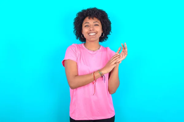 Young African American Woman Wearing Pink Shirt Blue Background Clapping — 스톡 사진
