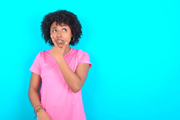Young African American Woman Wearing Pink Shirt Blue Background Thinking — Stockfoto