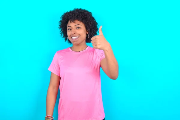 Young African American Woman Wearing Pink Shirt Blue Background Doing — Stockfoto