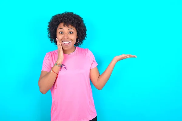 Crazy Young Afro Amerikaanse Vrouw Draagt Roze Shirt Blauwe Achtergrond — Stockfoto