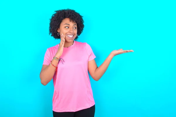 Zabawna Młoda Afroamerykanka Ubrana Różowy Shirt Niebieskim Tle Otwartą Dłonią — Zdjęcie stockowe