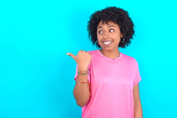 Affascinante Giovane Donna Afroamericana Indossa Rosa Shirt Sfondo Blu Guardando — Foto Stock