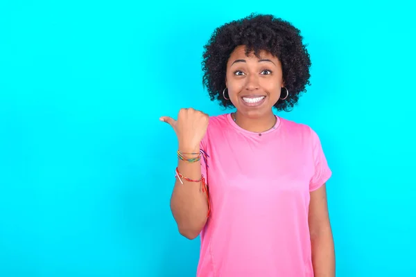 Mooie Jonge Afro Amerikaanse Vrouw Draagt Roze Shirt Blauwe Achtergrond — Stockfoto