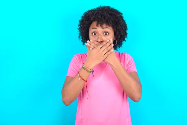 Young African American Woman Wearing Pink Shirt Blue Background Shocked — Stockfoto