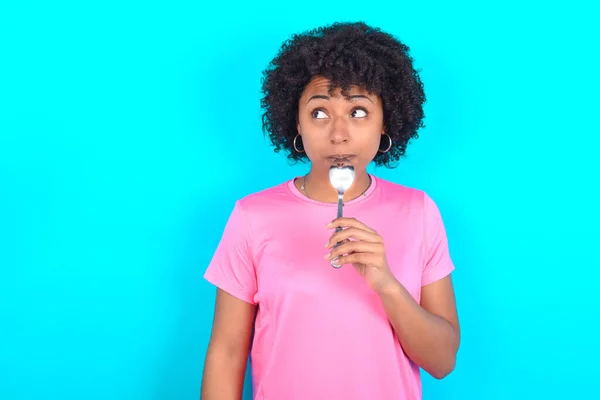 Very Hungry Young African American Woman Wearing Pink Shirt Blue — Stockfoto